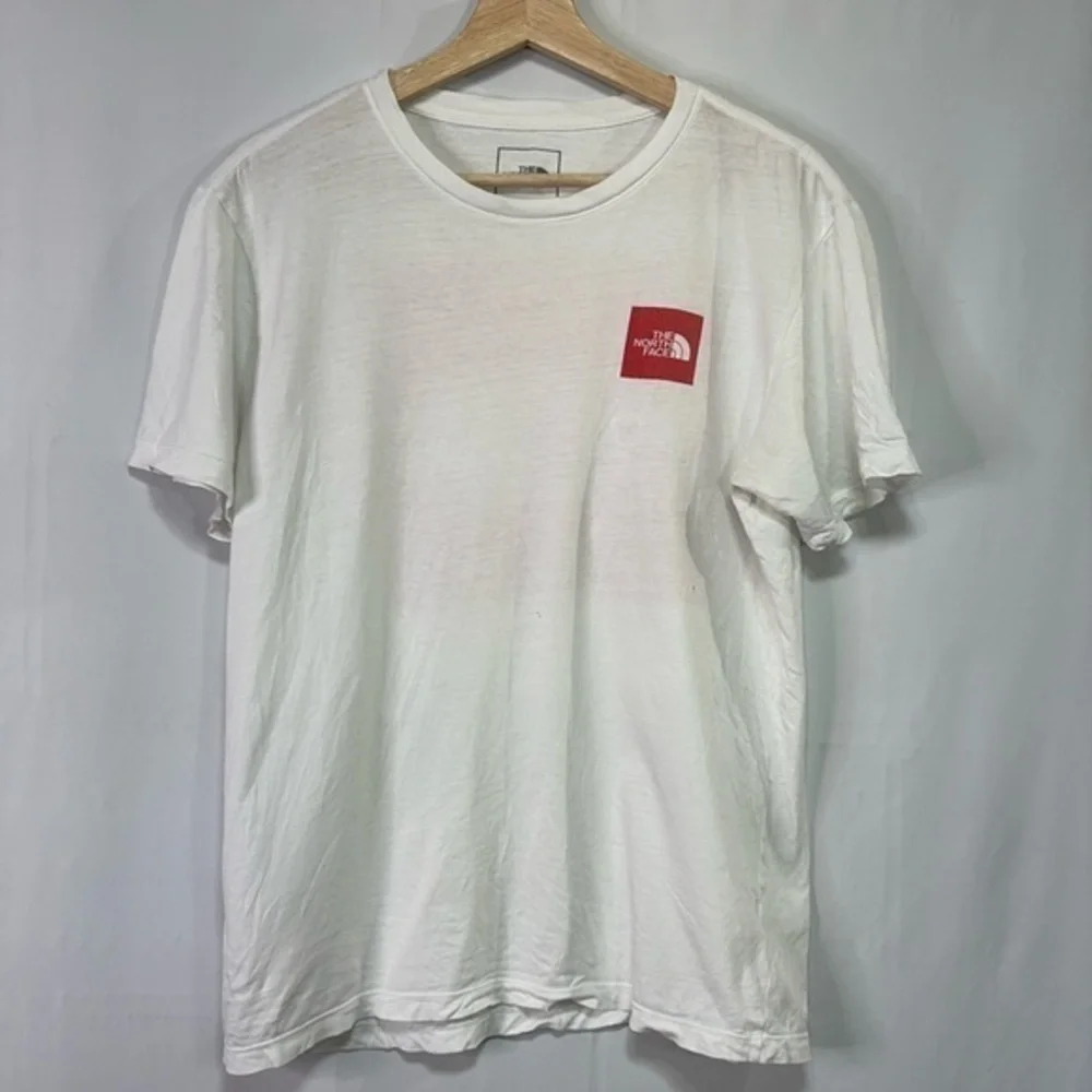 🍡 the north face white T-shirt with red black logo well worn